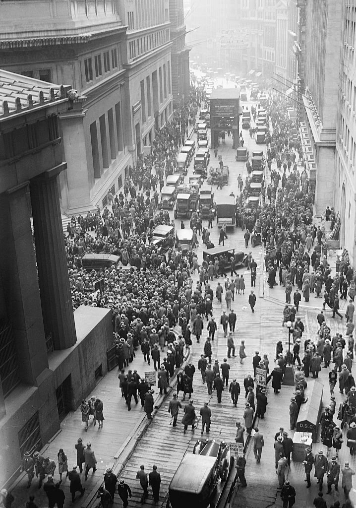 1929年の大暴落の後でウォール街に集まる群衆